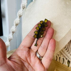 Vintage Leaf Laurel Brooch Pin | Green Acrylic | Elegant Statement Piece‎
